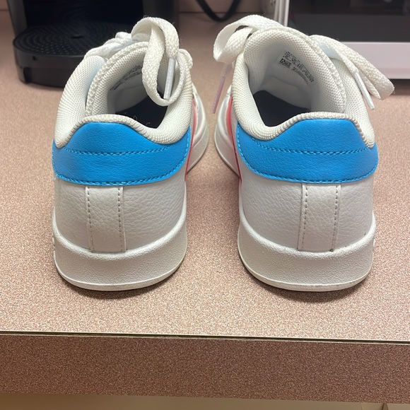 Girls Adidas Sneakers - Size 2 - Picture 3 of 9